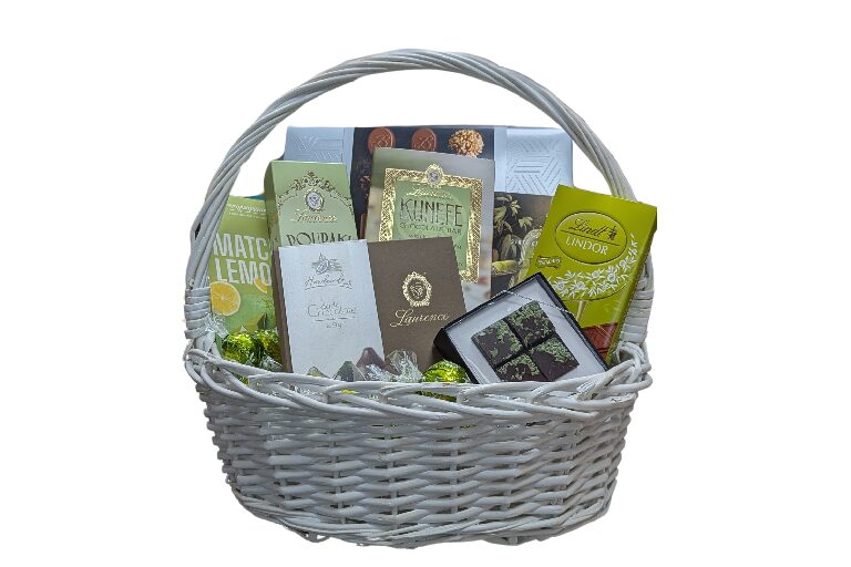 Луксозна подаръчна кошница с гурме шоколадови изкушения и шам фъстък